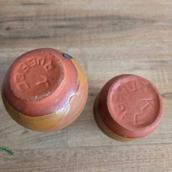 Set of 2 hand made bud vases brown and black colors. Signed K Quebec. - Picture 5 of 7